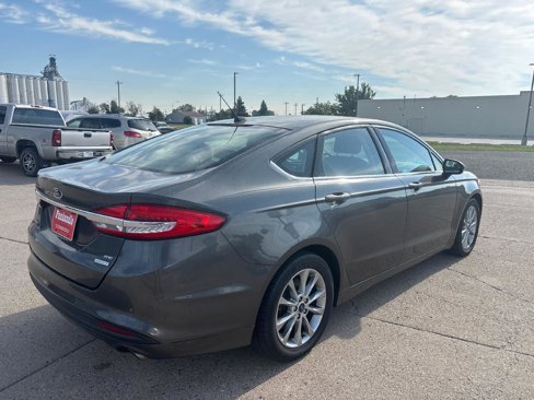 Used 2017 Ford Fusion SE w/ Fusion SE Technology Package image 5