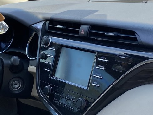 Used 2018 Toyota Camry LE image 5