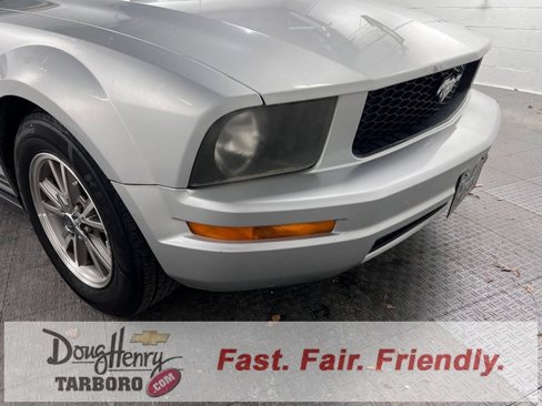 Used 2005 Ford Mustang Convertible image 9
