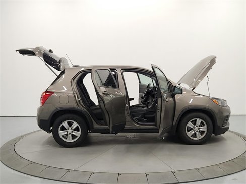 Used 2022 Chevrolet Trax LS w/ Tint and Cruise Package image 15