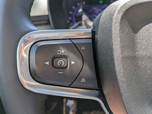 Certified 2023 Volvo XC40 B5 Plus image 26