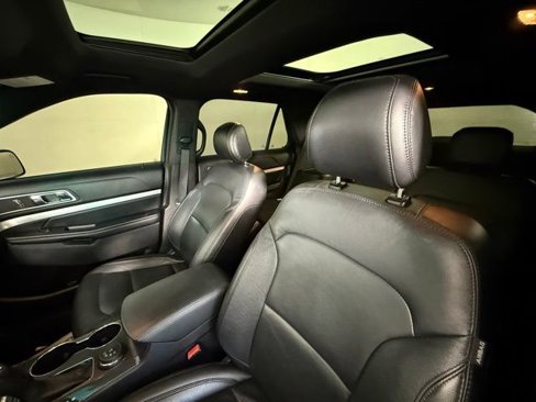 Used 2017 Ford Explorer XLT w/ Equipment Group 202A image 6