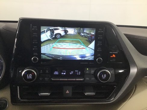 Used 2020 Toyota Highlander XLE image 20