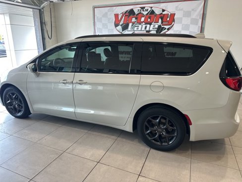 Used 2020 Chrysler Pacifica Limited image 2