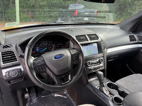 Used 2017 Ford Explorer XLT w/ Equipment Group 202A image 8