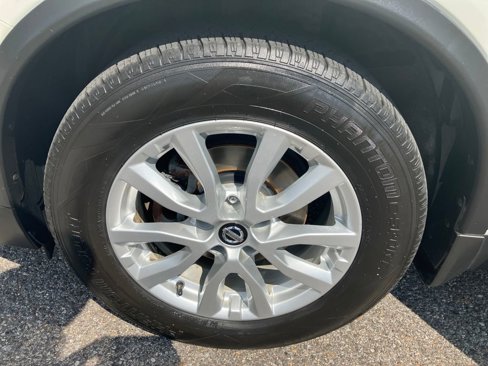 Used 2017 Nissan Rogue SV w/ SV Premium Package image 14