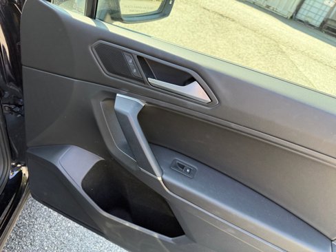 Used 2020 Volkswagen Tiguan SE w/ Panoramic Sunroof Package image 34