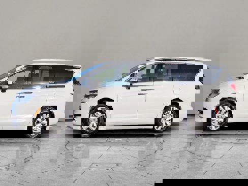 Used 2020 Chrysler Voyager L image 7