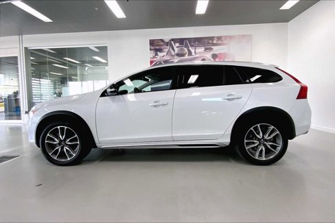 Used 2018 Volvo V60 T5 Cross Country image 3