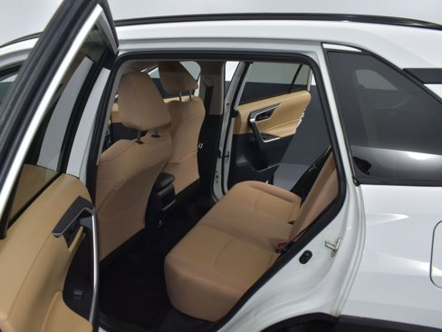 Used 2019 Toyota RAV4 LE image 10