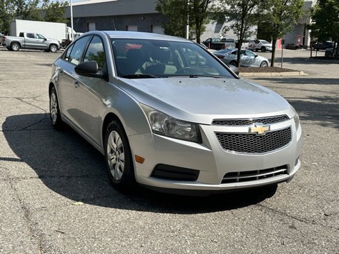 Used 2013 Chevrolet Cruze LS image 3