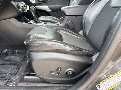 Used 2018 Jeep Cherokee Latitude Plus w/ Comfort/Convenience Group image 16