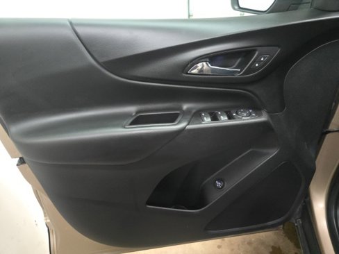 Used 2018 Chevrolet Equinox LT image 16