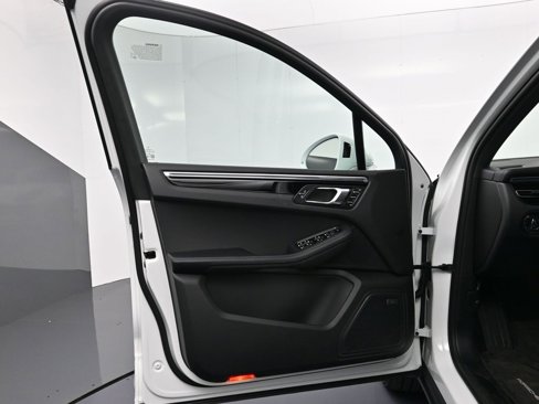 Certified 2025 Porsche Macan image 16