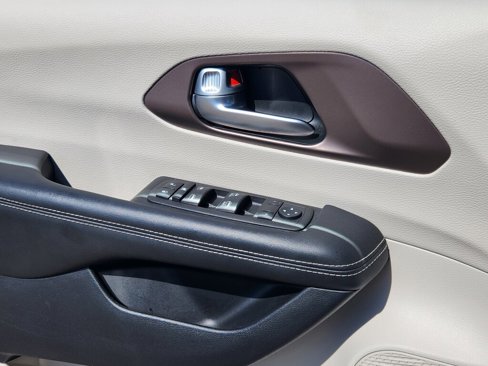 Used 2023 Chrysler Voyager LX image 7
