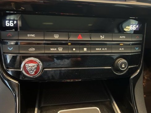 Used 2017 Jaguar XE Premium image 29