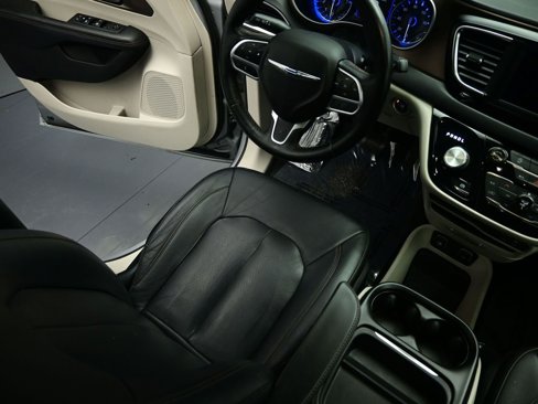Used 2019 Chrysler Pacifica Touring-L image 7