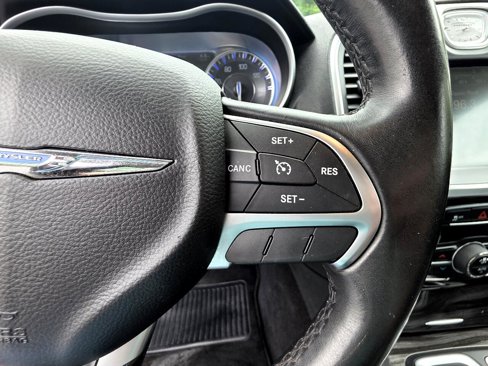 Used 2016 Chrysler 300 Limited image 21