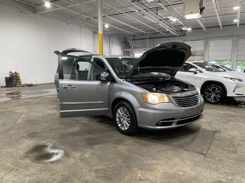 Used 2013 Chrysler Town & Country Touring-L w/ Driver Convenience Group image 35