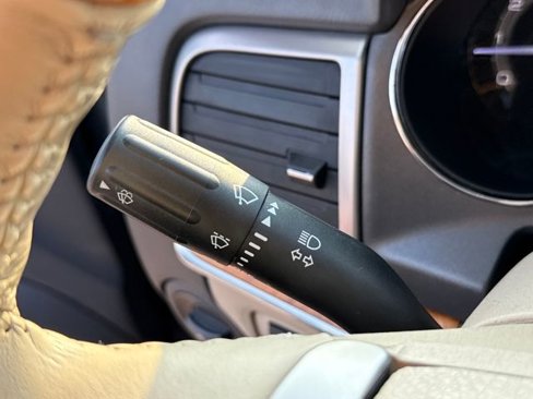 Used 2010 Lincoln MKZ image 11