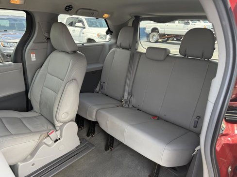 Used 2017 Toyota Sienna XLE image 16