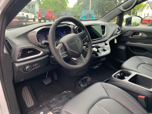 New 2025 Chrysler Pacifica Select image 12