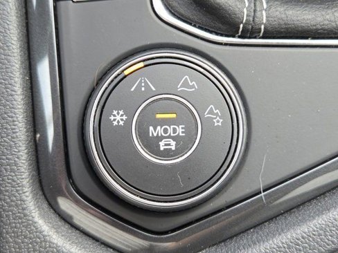 Used 2022 Volkswagen Tiguan SE image 17