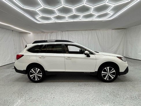 Used 2018 Subaru Outback 2.5i Limited image 2
