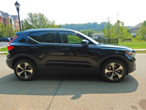 Used 2025 Volvo XC40 B5 Plus image 5