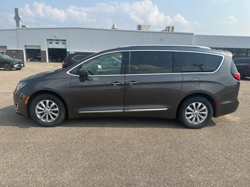 Used 2019 Chrysler Pacifica Touring-L image 2