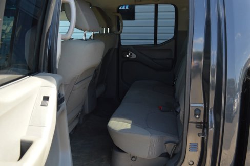 Used 2010 Nissan Frontier SE image 15