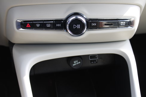 Used 2022 Volvo XC40 T5 Momentum image 26