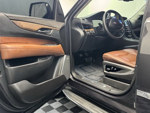 Used 2015 Cadillac Escalade Luxury image 11
