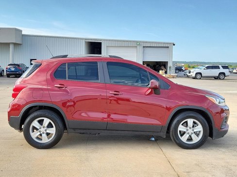 Used 2021 Chevrolet Trax LT w/ LT Convenience Package image 6