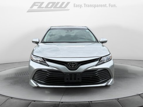 Used 2018 Toyota Camry LE image 2