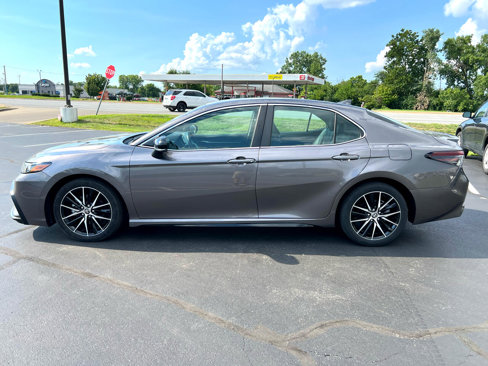 Used 2022 Toyota Camry SE image 4