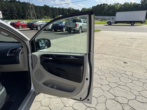 Used 2011 Chrysler Town & Country Limited image 18
