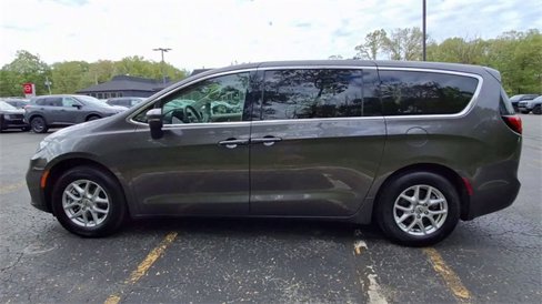 Used 2023 Chrysler Pacifica Touring-L image 5