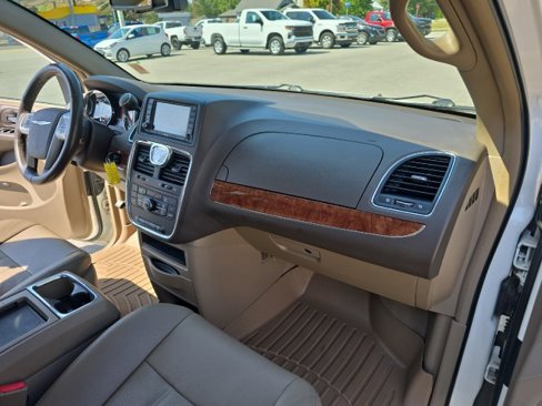 Used 2011 Chrysler Town & Country Touring-L w/ Driver Convenience Group image 38