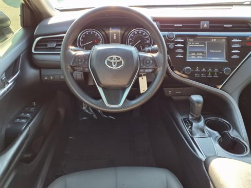 Used 2018 Toyota Camry LE image 3