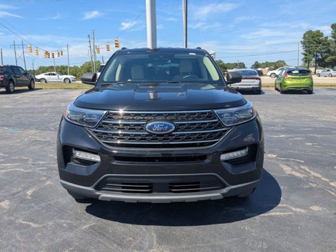 Certified 2022 Ford Explorer XLT w/ Equipment Group 202A image 3