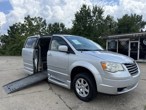 Used 2010 Chrysler Town & Country Touring image 1