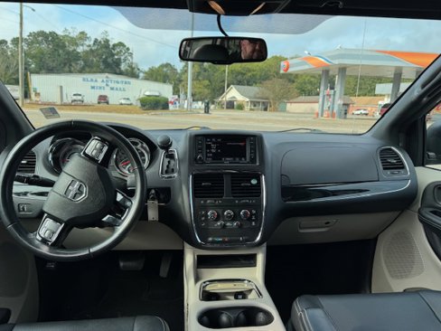 Used 2017 Dodge Grand Caravan SXT image 11