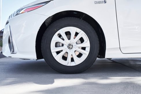 Used 2018 Toyota Prius Prime Premium image 3