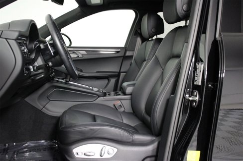 Certified 2025 Porsche Macan image 5