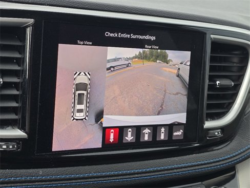 Used 2021 Chrysler Pacifica Touring-L image 5