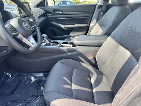 Used 2024 Nissan Altima 2.5 SV image 17