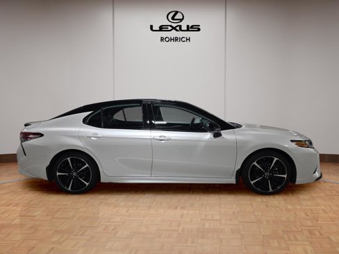 Used 2019 Toyota Camry XSE image 4