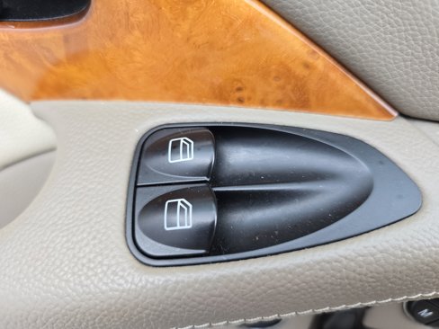 Used 2009 Mercedes-Benz SL 550 image 24