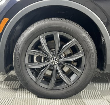 Used 2024 Volkswagen Tiguan SE w/ Panoramic Sunroof Package image 9